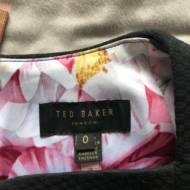 TED BAKER(テッドベイカー)のTED BAKER ぺプラムワンピ レディースのワンピース(ひざ丈ワンピース)の商品写真