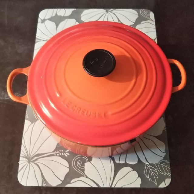 LE CREUSET(ルクルーゼ)のお値下げ 　クーポン期間限定お値下げ 新品ルクルーゼ   ココットロンド24cm インテリア/住まい/日用品のキッチン/食器(鍋/フライパン)の商品写真