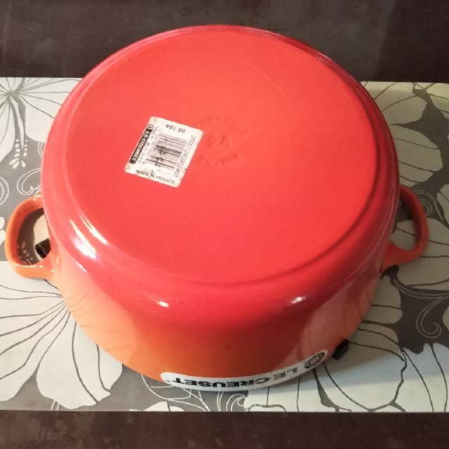 LE CREUSET(ルクルーゼ)のお値下げ 　クーポン期間限定お値下げ 新品ルクルーゼ   ココットロンド24cm インテリア/住まい/日用品のキッチン/食器(鍋/フライパン)の商品写真