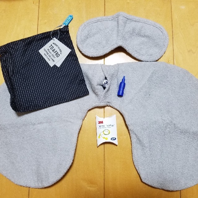 TO&FROのNECK PILLOW & EYE MASK SET