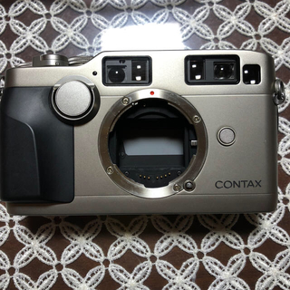キョウセラ(京セラ)のCONTAX G2シルバー　整備済み(フィルムカメラ)
