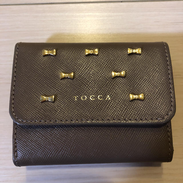 TOCCA(トッカ)のTOCCA リボンスタッズ 三つ折り財布　ベージュ レディースのファッション小物(財布)の商品写真