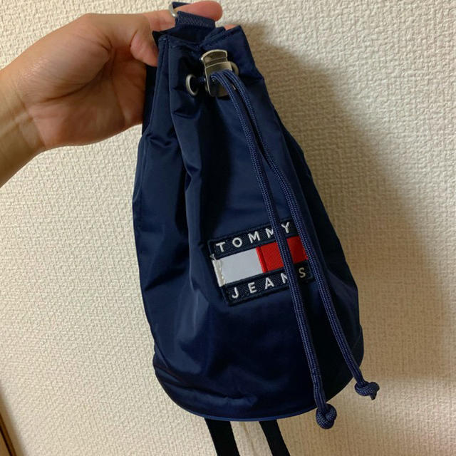 TOMMY HILFIGER(トミーヒルフィガー)のTOMMY JEANS 巾着 バケツ型 ボディバッグ レディースのバッグ(ボディバッグ/ウエストポーチ)の商品写真