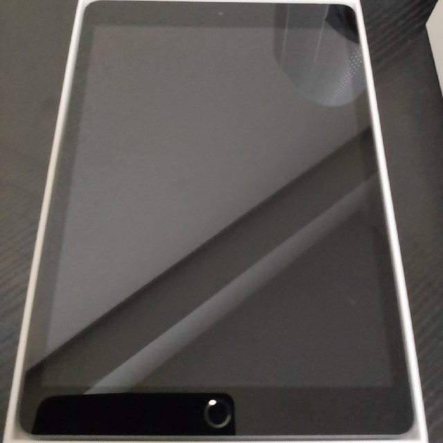 【au】iPad 第7世代 SIMロック解除済 32GB スペースグレーのサムネイル