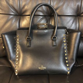 ヴァレンティノ(VALENTINO)のヴァレンティノ  ロックスタッズトート　黒(ハンドバッグ)