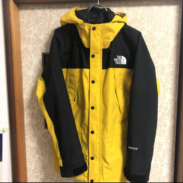 THE NORTH FACE(ザノースフェイス)のノースフェイスマウンテンライトジャケットレオパードイエローS メンズのジャケット/アウター(マウンテンパーカー)の商品写真