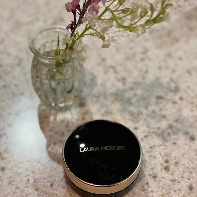 laura mercier(ローラメルシエ)のローラメルシエ　フローレスルミエール　クッションファンデーション1N1 コスメ/美容のベースメイク/化粧品(ファンデーション)の商品写真