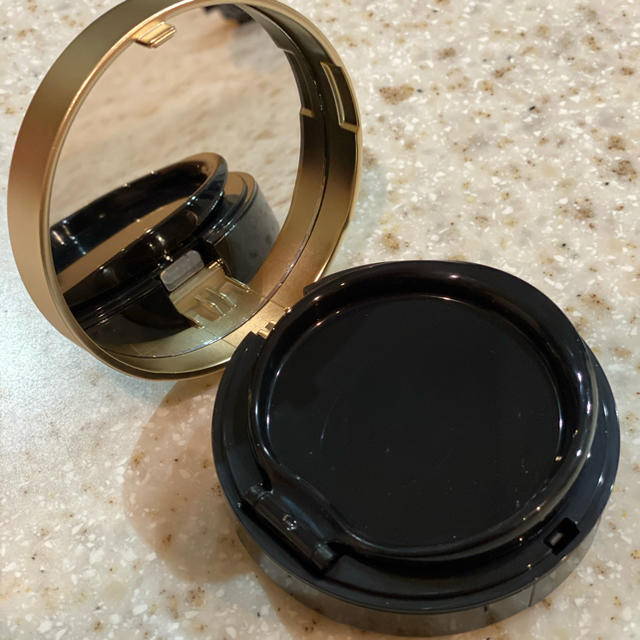 laura mercier(ローラメルシエ)のローラメルシエ　フローレスルミエール　クッションファンデーション1N1 コスメ/美容のベースメイク/化粧品(ファンデーション)の商品写真