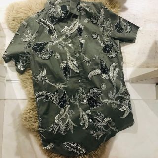 エイチアンドエム(H&M)のH&M MENS カーキ　シャツ　S(シャツ)