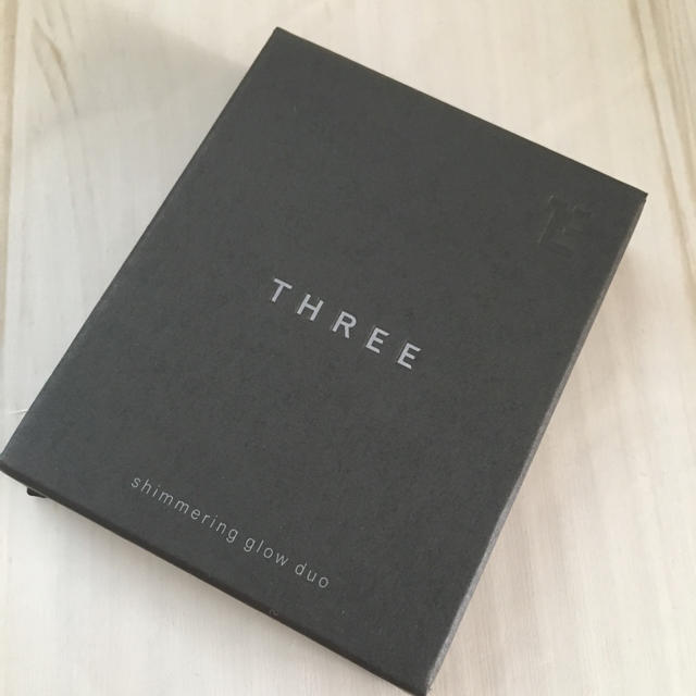 THREE(スリー)の①新品⭐️スリー THREE シマリング グローデュオ 01 コスメ/美容のベースメイク/化粧品(フェイスカラー)の商品写真