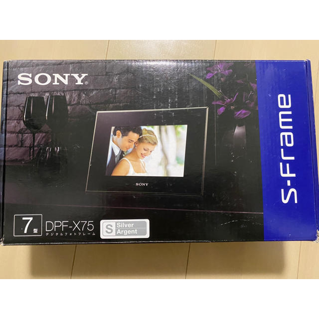SONY(ソニー)のSONY デジタルフォトフレーム　DPF-X75 silver ほぼ新品 スマホ/家電/カメラのテレビ/映像機器(その他)の商品写真