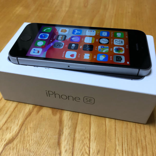 Apple(アップル)のiPhone SE 64GB au 美品 スマホ/家電/カメラのスマートフォン/携帯電話(スマートフォン本体)の商品写真