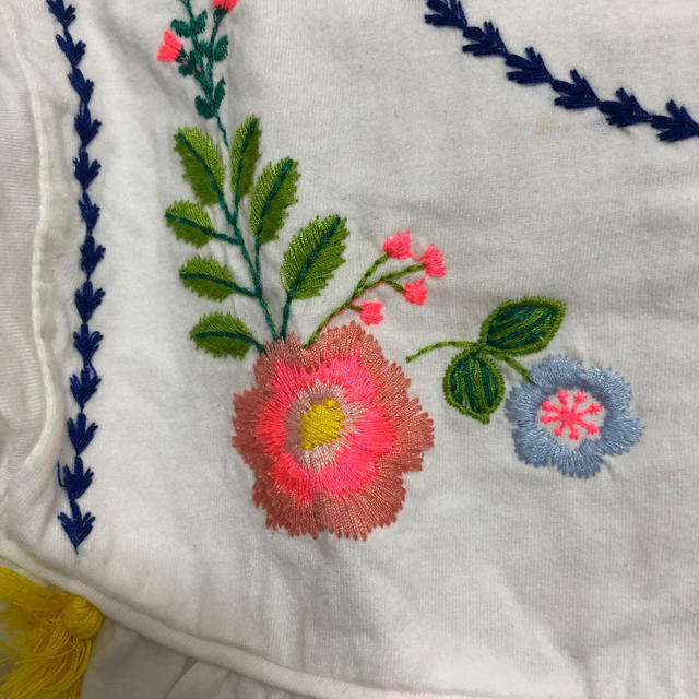 ZARA KIDS(ザラキッズ)のZARA Baby  花柄　刺繍　トップス キッズ/ベビー/マタニティのキッズ服女の子用(90cm~)(Tシャツ/カットソー)の商品写真