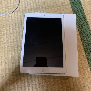 アイパッド(iPad)のiPad 第5世代　＋おまけ付き　(iPod touch)(タブレット)