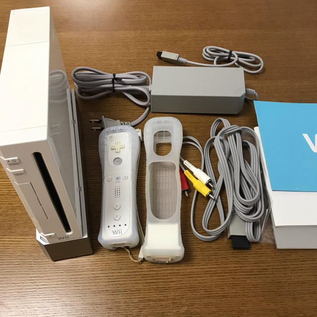 Wii(ウィー)のwii本体 エンタメ/ホビーのゲームソフト/ゲーム機本体(家庭用ゲーム機本体)の商品写真