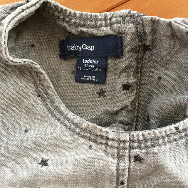 babyGAP(ベビーギャップ)のbabygap 星柄ブラックデニムワンピ キッズ/ベビー/マタニティのキッズ服女の子用(90cm~)(ワンピース)の商品写真