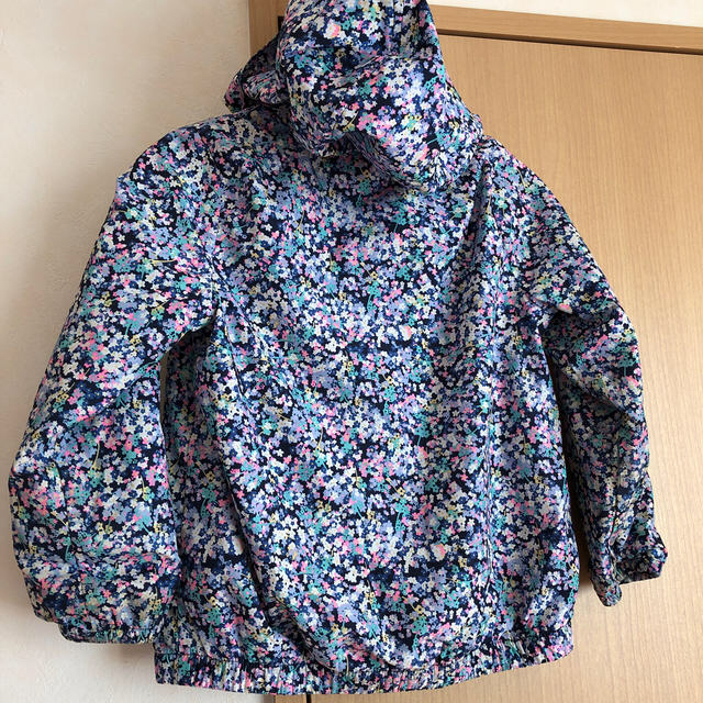 GAP Kids(ギャップキッズ)のGAP kids 女の子100  110 5歳 花柄 ウィンドブレーカー キッズ/ベビー/マタニティのキッズ服女の子用(90cm~)(ジャケット/上着)の商品写真