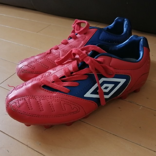 UMBRO(アンブロ)のアンブロ　サッカースパイク☆22.5㌢ スポーツ/アウトドアのサッカー/フットサル(シューズ)の商品写真