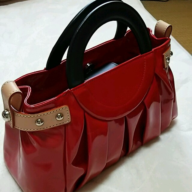 DIANA(ダイアナ)の☆美品☆ダイアナ 赤のエナメルバック レディースのバッグ(ハンドバッグ)の商品写真