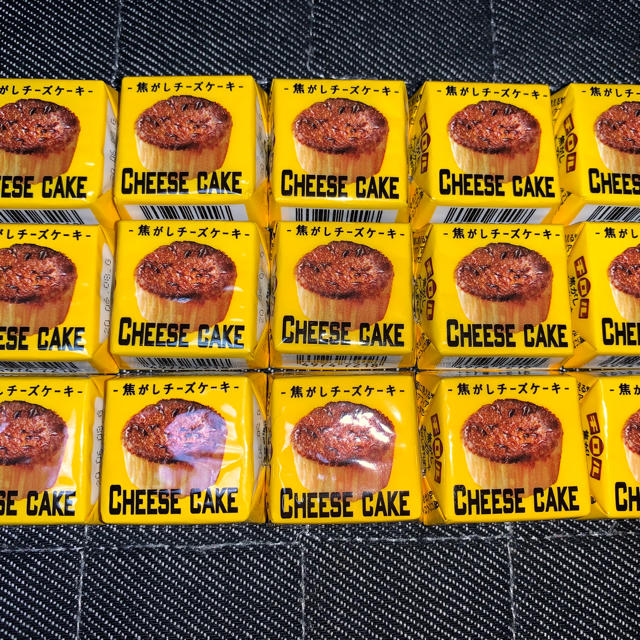 ローソン限定 高級チロルチョコ 焦がしチーズケーキ × 15コ 食品/飲料/酒の食品(菓子/デザート)の商品写真