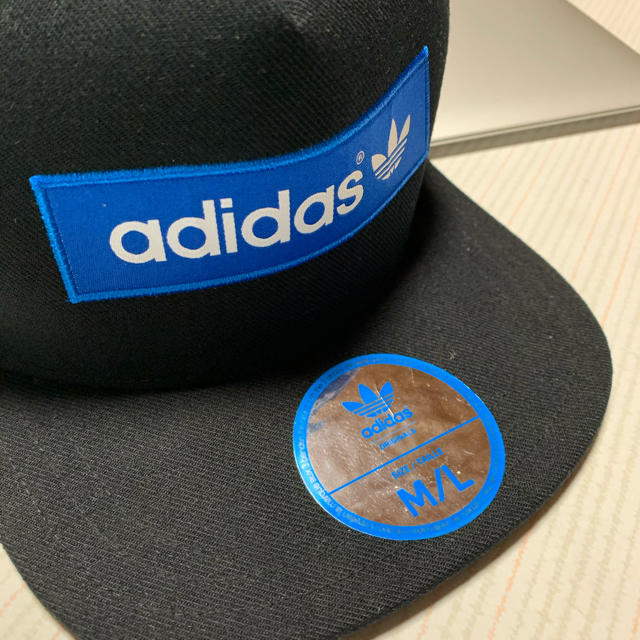 adidas(アディダス)のアディダス　ボックスロゴフラットキャップ メンズの帽子(キャップ)の商品写真