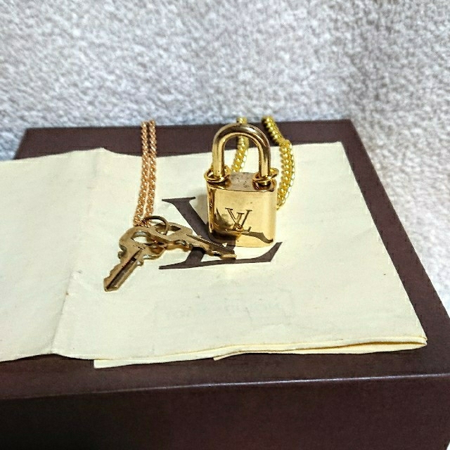 LOUIS VUITTON(ルイヴィトン)の美品！ルイヴィトン ゴールド カデナ南京錠、鍵2本付き！ メンズのアクセサリー(ネックレス)の商品写真
