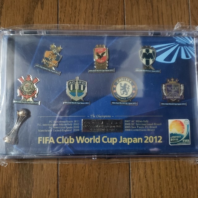 2012年のクラブワールドカップ、ピンズセット　&　チェルシーのストラップ。 スポーツ/アウトドアのサッカー/フットサル(記念品/関連グッズ)の商品写真