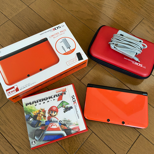 ニンテンドー3DS(ニンテンドー3DS)の3DS LL 限定カラー　オレンジ×ブラック 充電器、箱、マリオカート7、ケース エンタメ/ホビーのゲームソフト/ゲーム機本体(携帯用ゲーム機本体)の商品写真