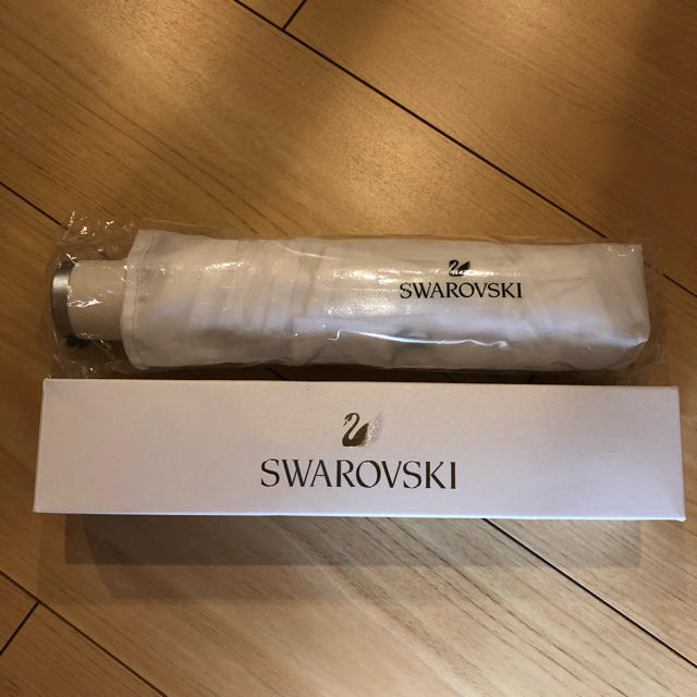 SWAROVSKI(スワロフスキー)の値下げしました【新品未使用】スワロフスキー白折りたたみ傘 レディースのファッション小物(傘)の商品写真