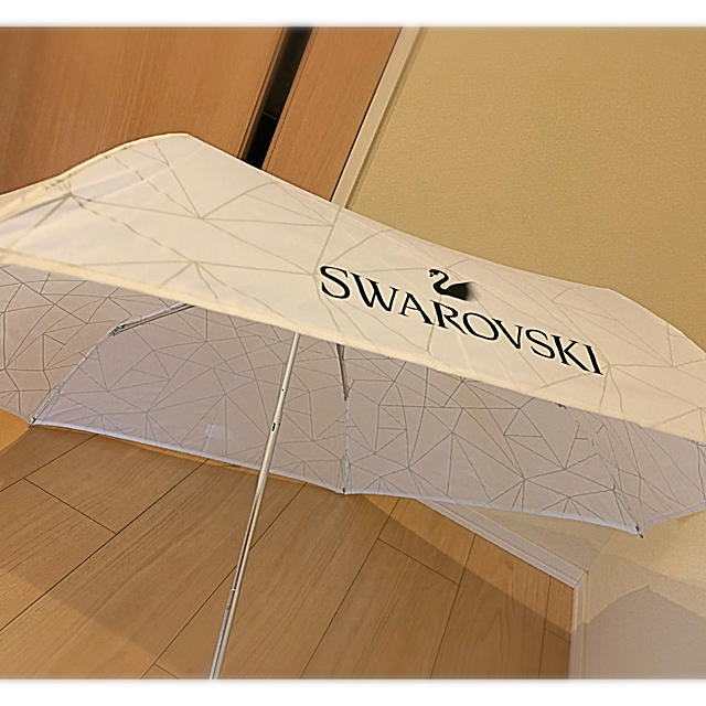 SWAROVSKI(スワロフスキー)の値下げしました【新品未使用】スワロフスキー白折りたたみ傘 レディースのファッション小物(傘)の商品写真