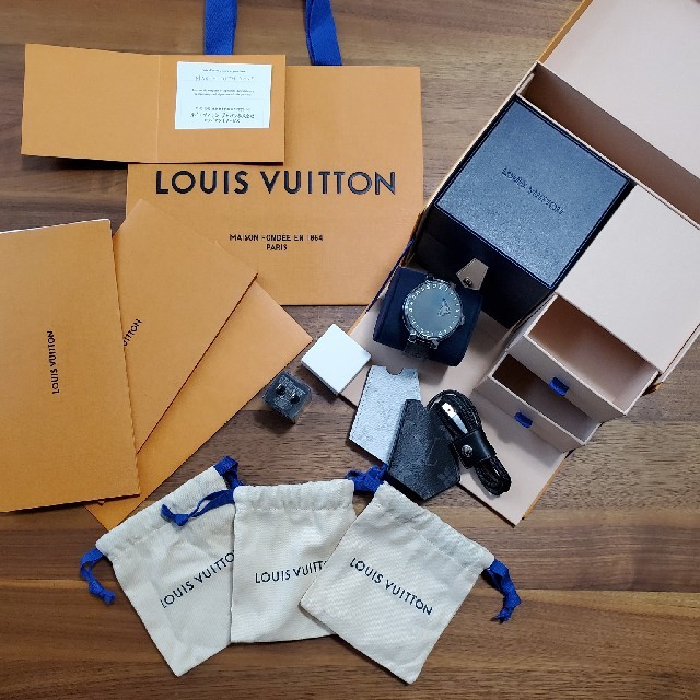 LOUIS VUITTON(ルイヴィトン)の最安値　早い者勝ち　ルイ・ヴィトン　タンブール ホライゾン  V2 メンズの時計(腕時計(デジタル))の商品写真