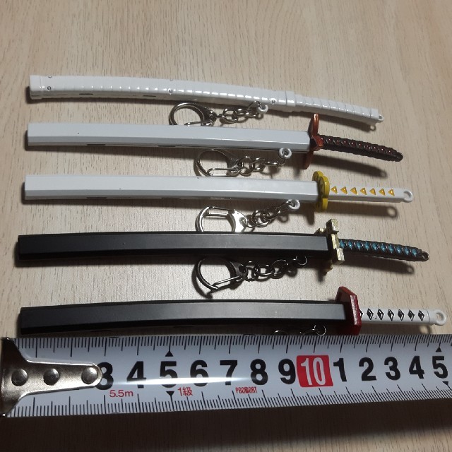 1個980円激安価格 鬼滅の刃 日輪刀 キーホルダーの通販 By ヨシ S Shop ラクマ