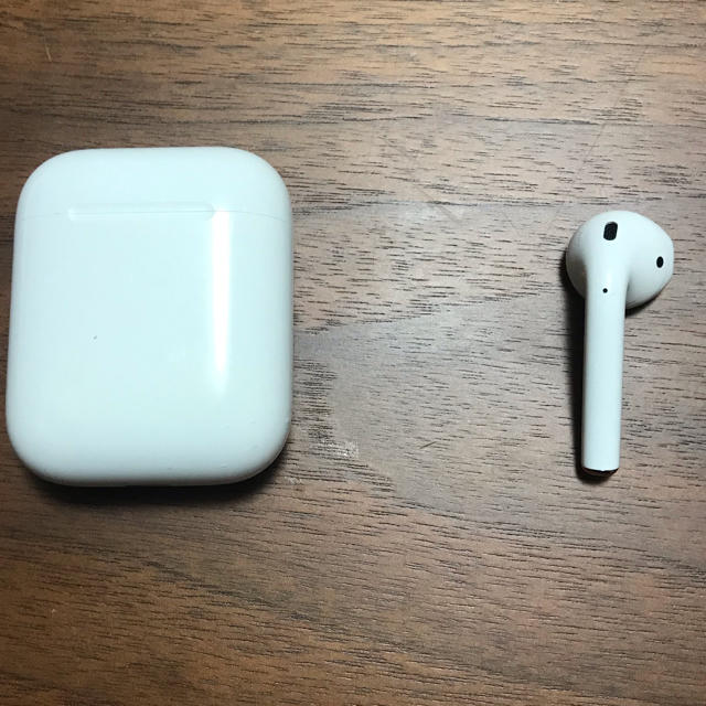 AirPods ケースと右耳