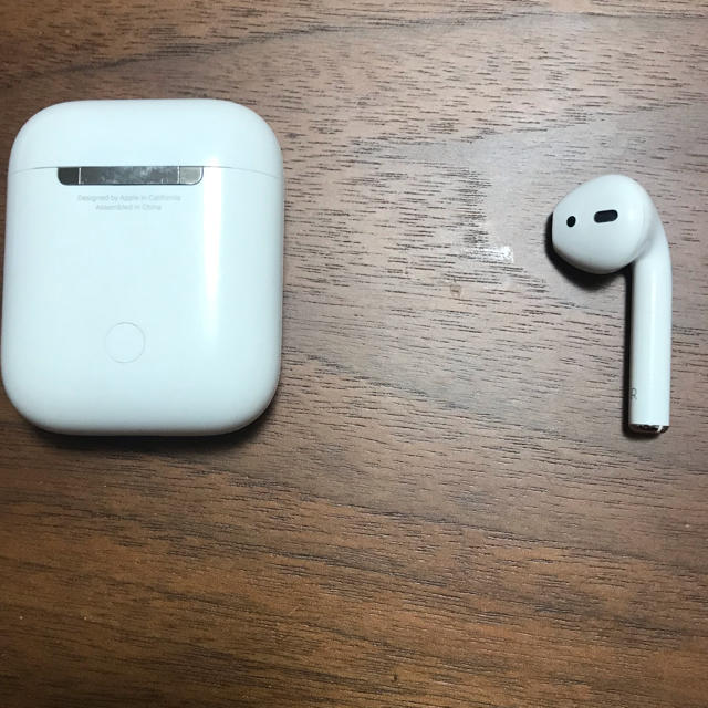 AirPods ケースと右耳 1