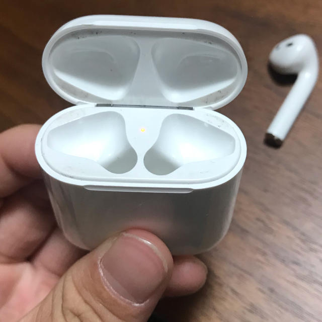 AirPods ケースと右耳 2