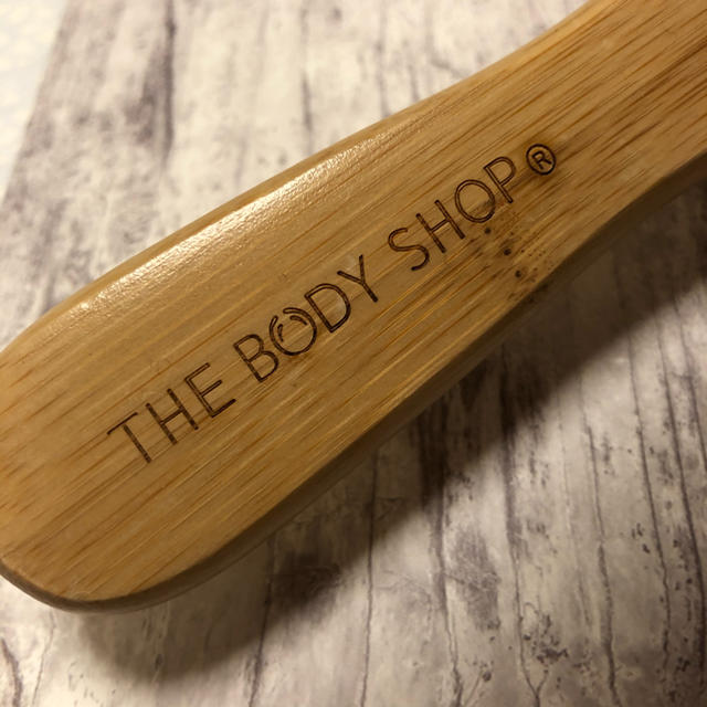 THE BODY SHOP(ザボディショップ)のボディショップ パドルブラシ　【美品】 コスメ/美容のヘアケア/スタイリング(ヘアブラシ/クシ)の商品写真