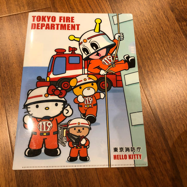 消防　キティーちゃんクリアファイル エンタメ/ホビーのおもちゃ/ぬいぐるみ(キャラクターグッズ)の商品写真