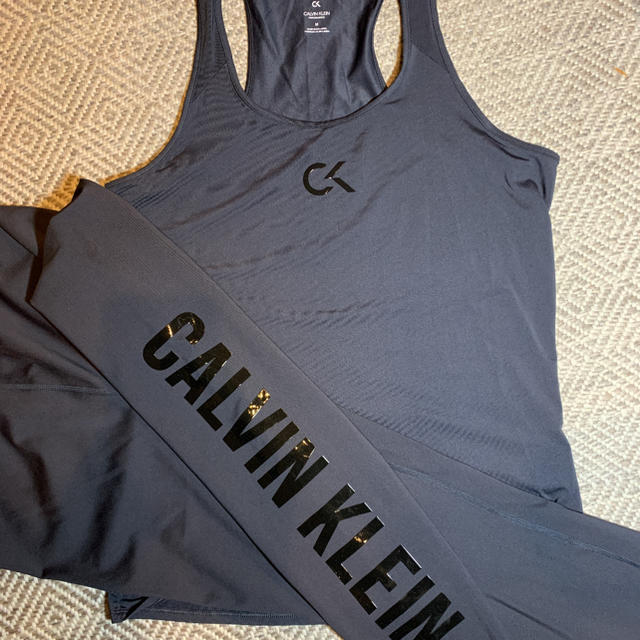 Calvin Klein(カルバンクライン)の値下げ！カルバンクライン　ジムウェアセット レディースのレディース その他(セット/コーデ)の商品写真