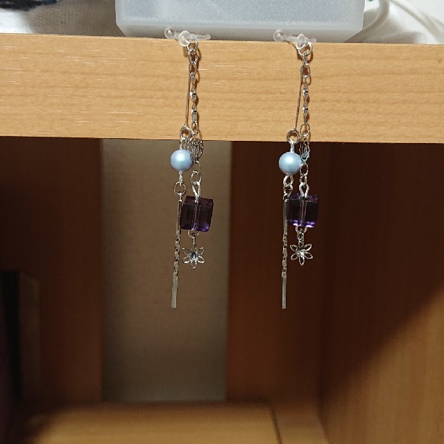 SWAROVSKI(スワロフスキー)の～blueberry  hills～   〈樹脂ノンホールピアス〉 ハンドメイドのアクセサリー(ピアス)の商品写真