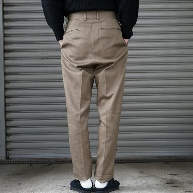 COMOLI(コモリ)のNEAT ニート Cotton Pique/Tapered (Khaki) メンズのパンツ(スラックス)の商品写真