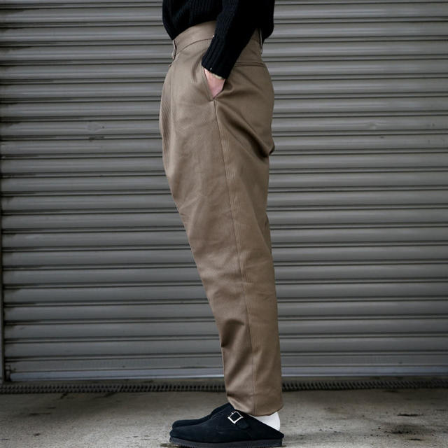 COMOLI(コモリ)のNEAT ニート Cotton Pique/Tapered (Khaki) メンズのパンツ(スラックス)の商品写真