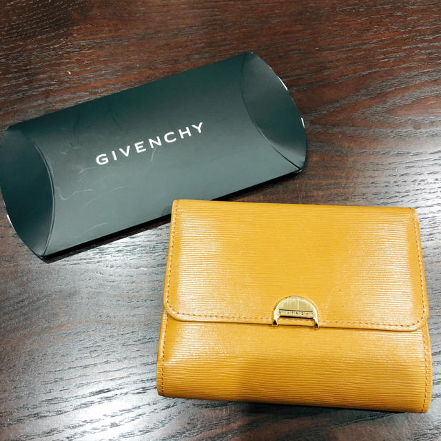 GIVENCHY(ジバンシィ)のジバンシー　黄色財布 レディースのファッション小物(財布)の商品写真