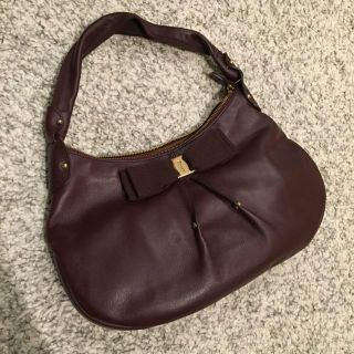 フェラガモ(Ferragamo)のフェラガモ バーガンディリボンバッグ(ショルダーバッグ)