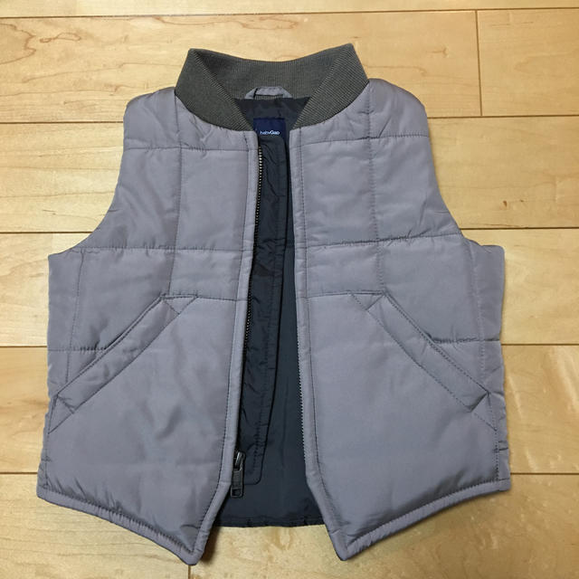 babyGAP(ベビーギャップ)の新品タグ付き　ベスト キッズ/ベビー/マタニティのキッズ服男の子用(90cm~)(ジャケット/上着)の商品写真