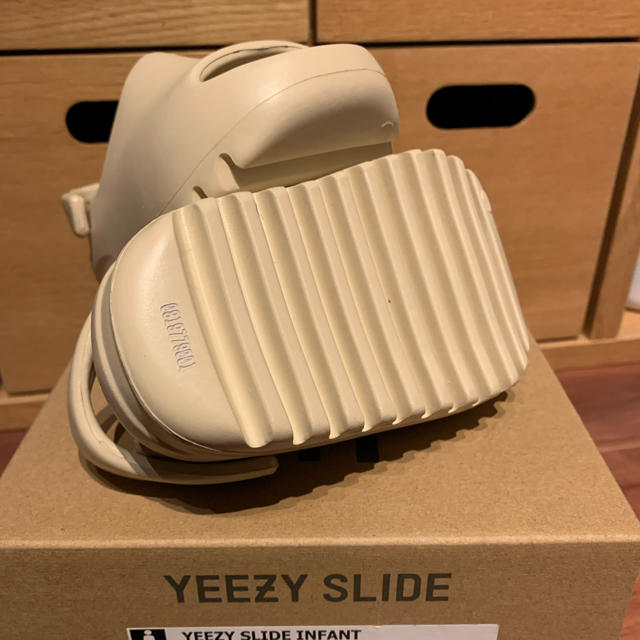 adidas(アディダス)の14.0cm Yeezy slide infant キッズ/ベビー/マタニティのベビー靴/シューズ(~14cm)(サンダル)の商品写真