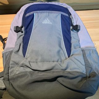 アディダス(adidas)のアディダスのリュックです。 大きな汚れはないです。(リュックサック)