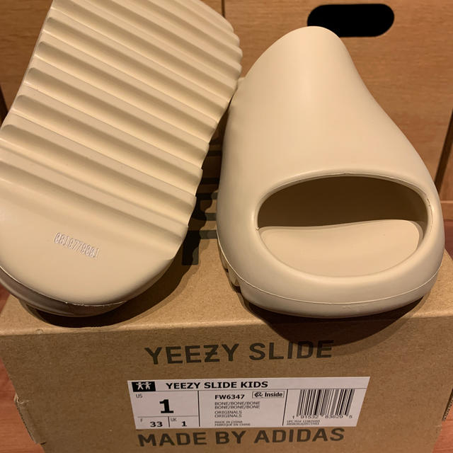 adidas(アディダス)の21.0cm Yeezy Slide kids キッズ/ベビー/マタニティのキッズ靴/シューズ(15cm~)(サンダル)の商品写真