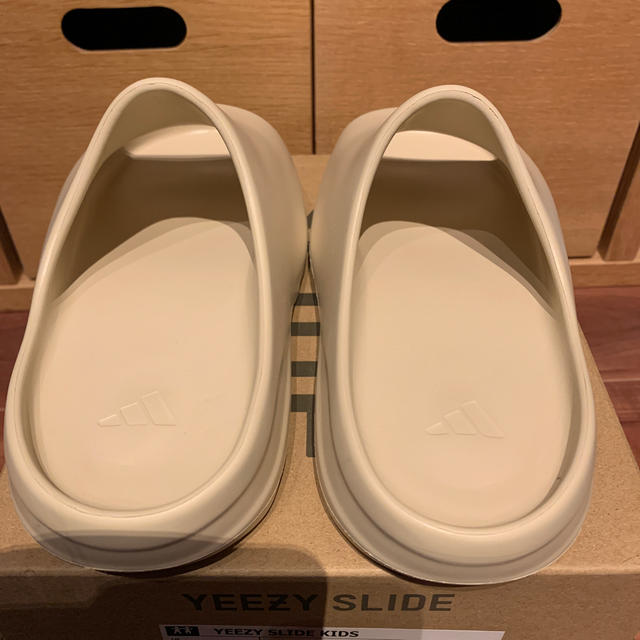 adidas(アディダス)の21.0cm Yeezy Slide kids キッズ/ベビー/マタニティのキッズ靴/シューズ(15cm~)(サンダル)の商品写真
