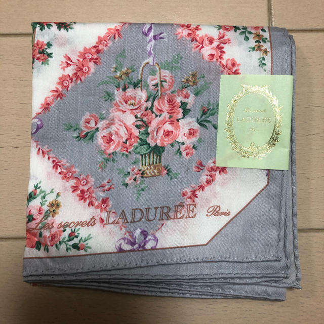 LADUREE(ラデュレ)の新品　未使用　ラデュレ　ハンカチ レディースのファッション小物(ハンカチ)の商品写真