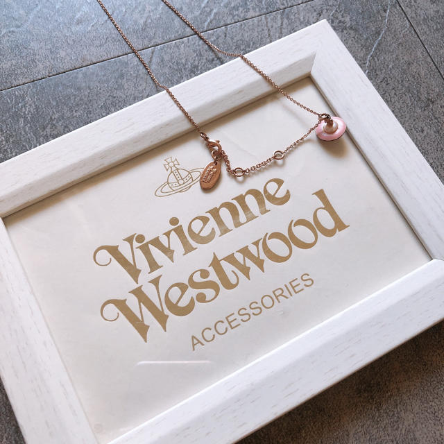 Vivienne Westwood(ヴィヴィアンウエストウッド)のヴィヴィアン ピンクゴールドネックレス レディースのアクセサリー(ネックレス)の商品写真